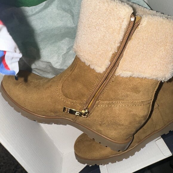 Tommy Hilfiger Soffia 2 Women’s Boots 6.5 NEW Fur Trim Tan Wedge - Picture 2 of 5